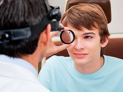jovem no oftalmologista