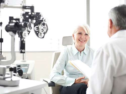 mulher em uma consulta oftalmológica
