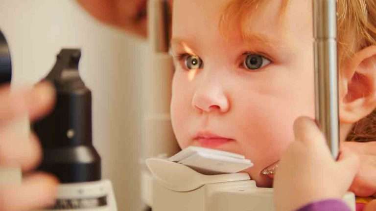 criança pequena fazendo exame no oftalmologista