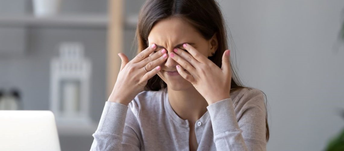 mulher coçando os olhos