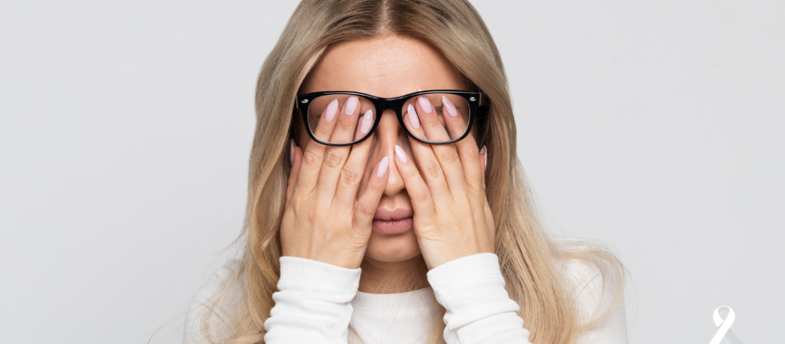 mulher tapando os olhos com as duas mãos