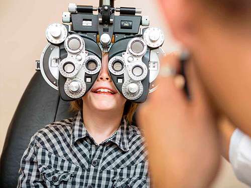 criança em uma consulta oftalmológica