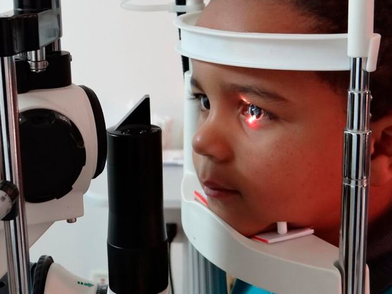 criança fazendo um exame oftalmológico