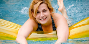 mulher na piscina feliz