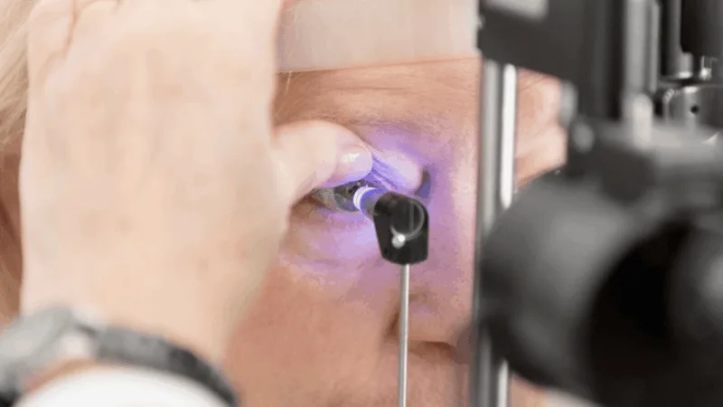 pessoa sendo examinada para verificar se tem glaucoma