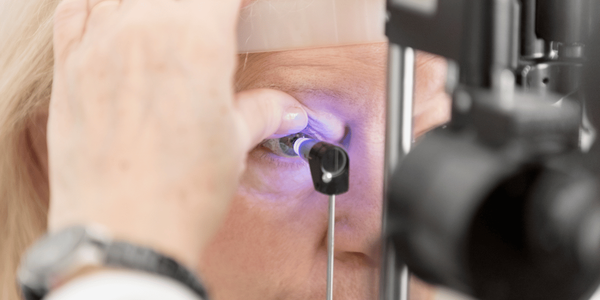 pessoa sendo examinada para verificar se tem glaucoma
