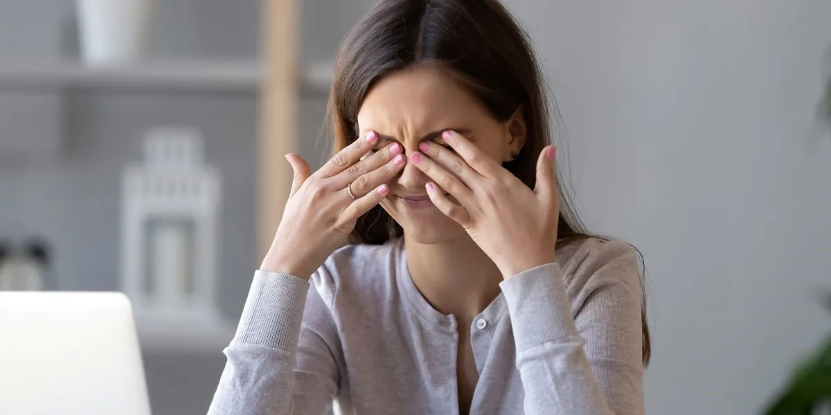 mulher coçando os olhos