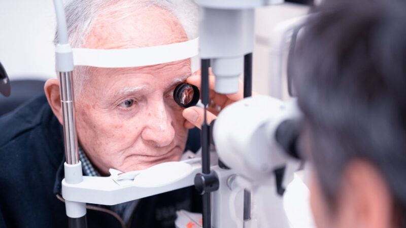 idoso fazendo exame de retina