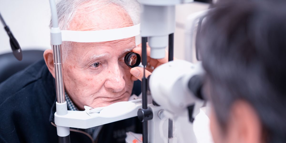 idoso fazendo exame de retina