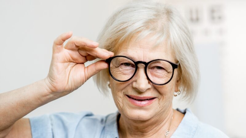idosa com óculos (oftalmologia geriátrica)